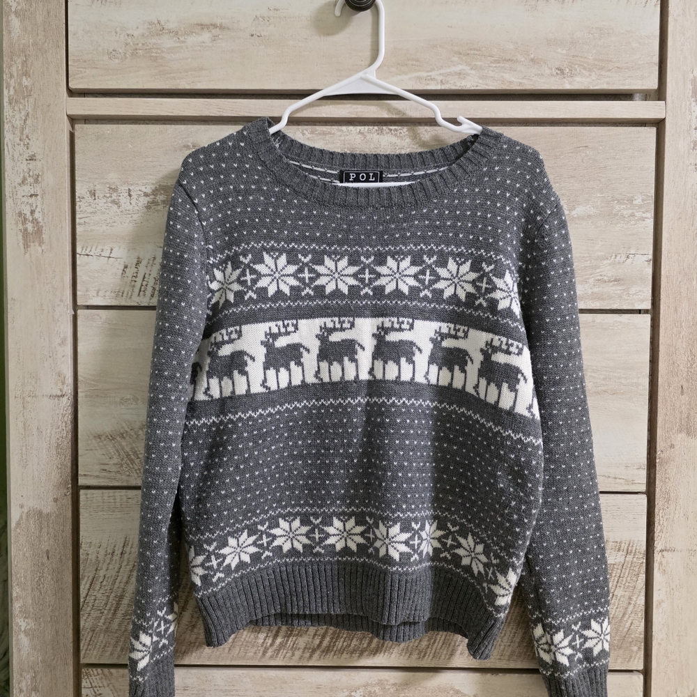 POL Nordic Snowflake Reindeer Holiday Christmas Sweater in gray with white
